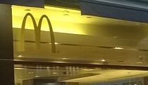 Американская сеть быстрого питания McDonald's закрывает в Финляндии 8 ресторанов