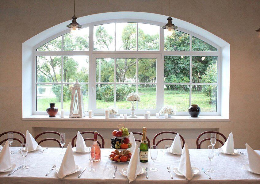 Алекс хаус ресторан. Алекс хаус ресторан в петергофе. Банкетный зал перрон. Алекс хаус ресторан. Отель на фронтовой.