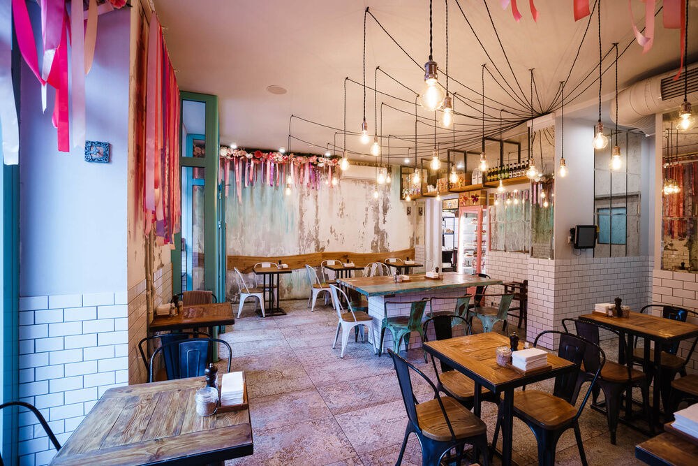 Scramble кафе. Scramble café патриаршие пруды. Scramble кафе москва. Скрэмбл кафе на патриарших меню. Scramble ул спиридоновка 24 1.