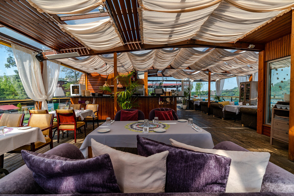 15 семейных ресторанов с отличной детской комнатой в Петербурге 52 Панорамный ресторан Чайка от White Group на Крестовском острове