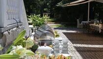 Фотографии летних террас загородного клуба «Скандинавия» и СПА