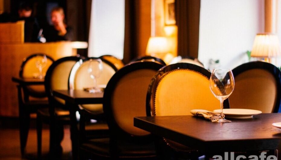 Ресторан Нож справа, вилка слева