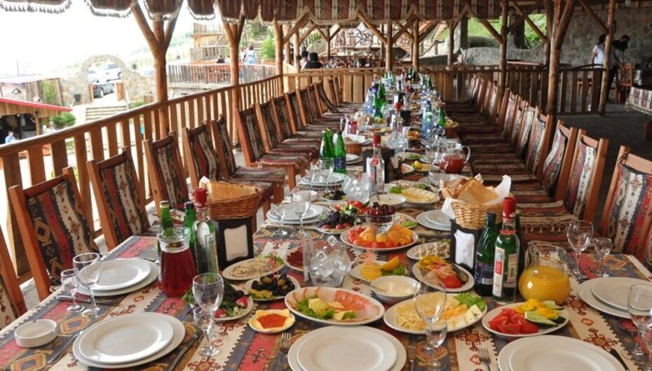 Стол армян. Армения застолье. Праздничный стол на Кавказе. Армянский праздничный стол. Армянский стол с едой.