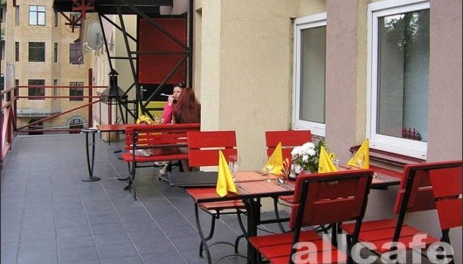 Ресторан Маяковский. Желтая кофта