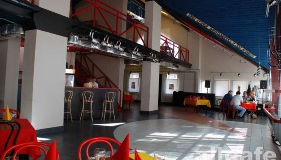 Ресторан Маяковский. Желтая кофта