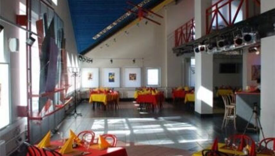 Ресторан Маяковский. Желтая кофта