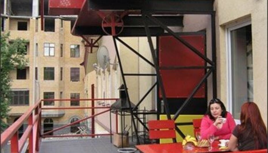 Ресторан Маяковский. Желтая кофта