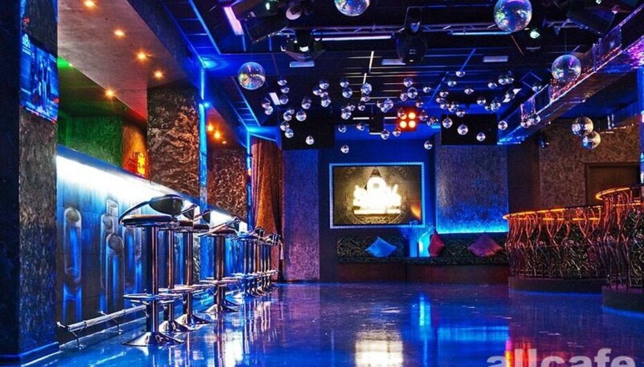 Клуб-ресторан Восемь с половиной долларов / $ 8½