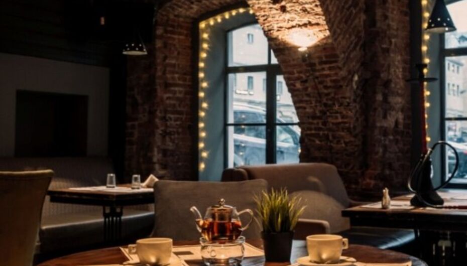 Рестобар иркутск. Бар витя спб. Парадная ресторан иркутск. Бар в парадной. Бар витя.