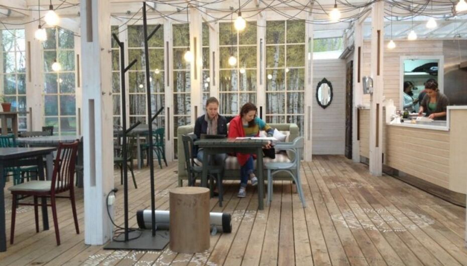 Кафе Теплица в саду