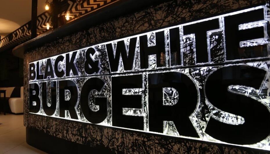 Блэк пицца. Бар блэк энд вайт геленджик. Black and white пицца новомосковск. Блэк энд вайт пицца. Блэк энд вайт пицца.