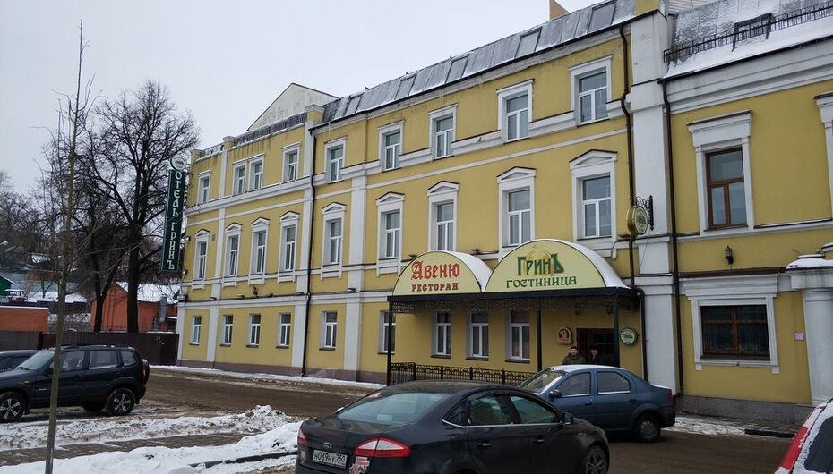 При гостинице Авеню