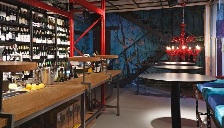 Wine bar санкт петербург. Санкт-Петербург инструментальная улица 3в винный склад. Винный склад Петроградская. Винный склад бар на Петроградке. Винный склад инструментальная 3.