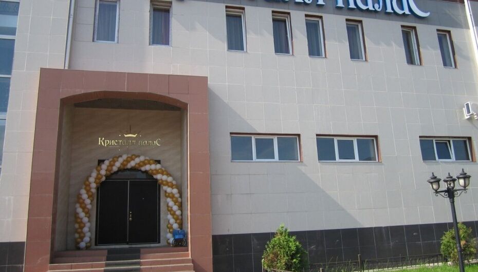 При гостинице Кристалл Палас