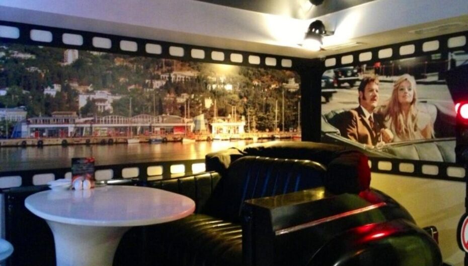 При гостинице Иоанн Васильевич