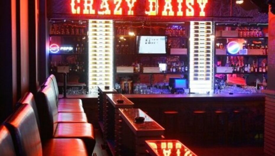 Crazy daisy bar москва. Москва Тургеневская площадь 2 Crazy Daisy Bar. Crazy Bar Кудрово. Daisy Bar Владивосток.