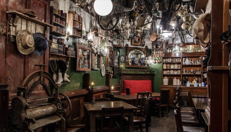 Бар The Black Swan pub & shop