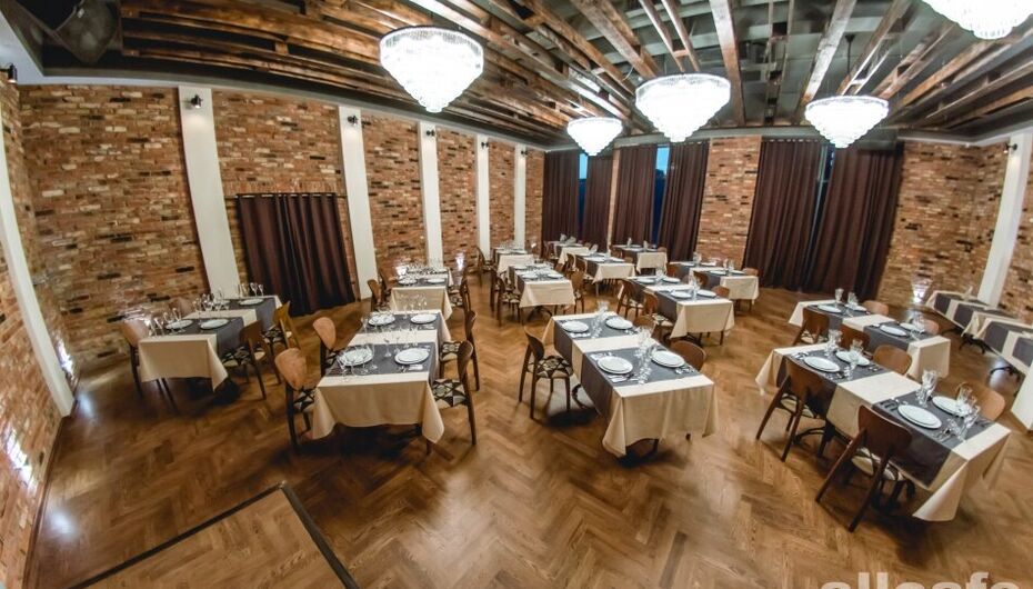 Банкетный зал Holiday Hall