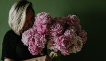 Тосты на 8 Марта: прикольные короткие на корпоратив женщинам-коллегам. Шуточные и короткие тосты для застолья в честь 8 марта дома