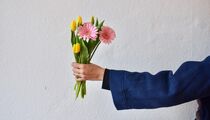 Поздравления с 8 марта женщинам в стихах ― Короткие красивые пожелания коллегам, маме, подруге в прозе своими словами на 8 марта