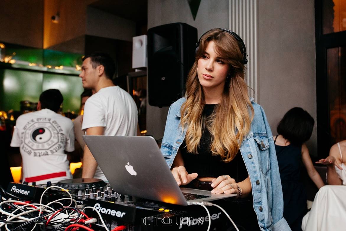 Играет DJ