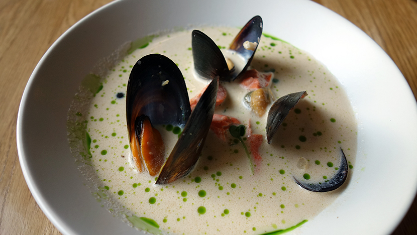 Суп с мидиями, копченой неркой и маринованными томатами