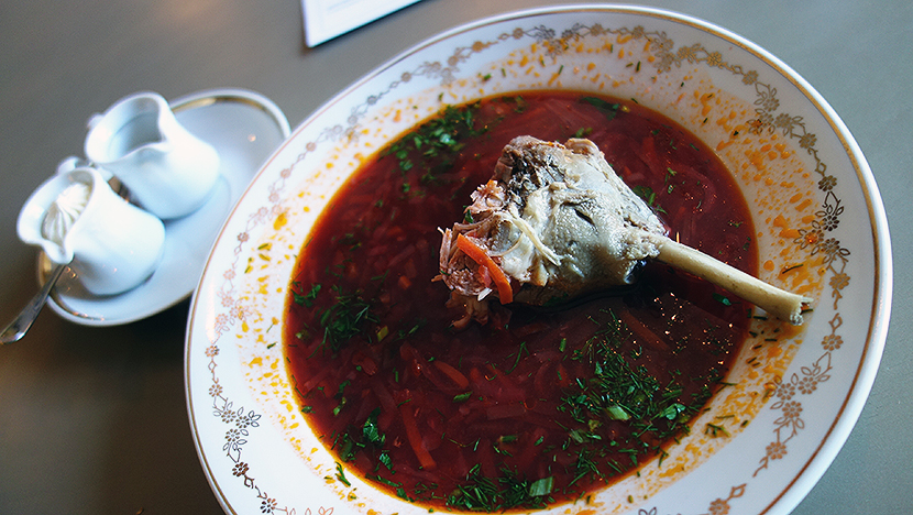 Борщ с утиной ногой