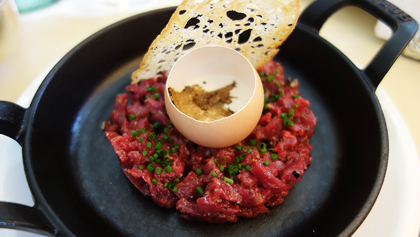 Тартар из говядины с кремом из пармезана и трюфелем брюмаль