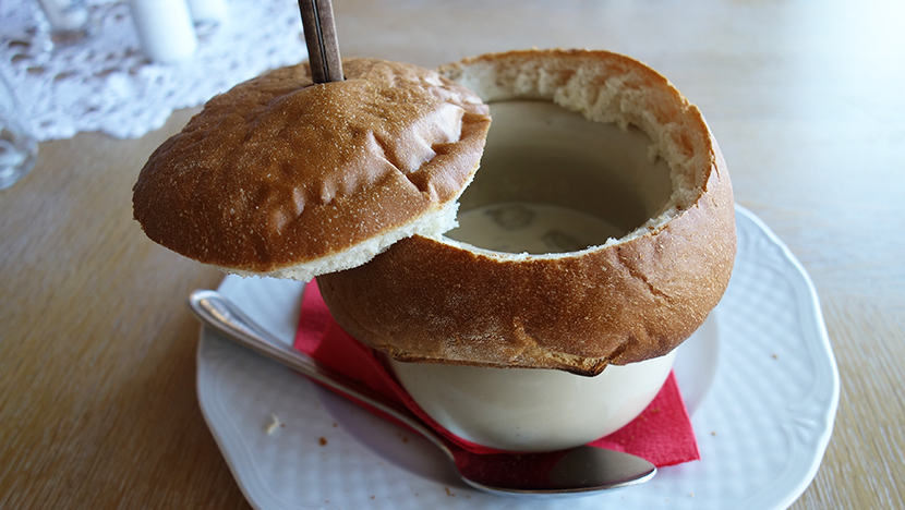 Пельмени в сливочном соусе с вешенками в горшке под шапкой теста