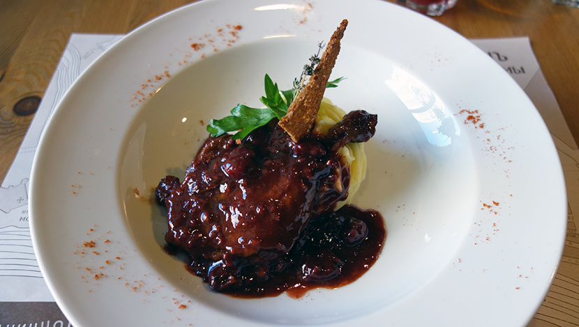 Утиная ножка томленая в ягодном соусе