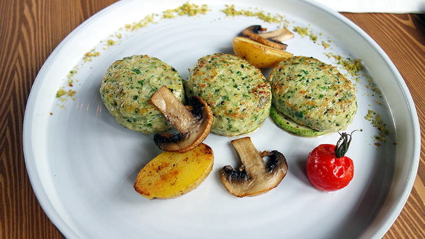 Куриные котлетки «Фифти-фифти» со свежей зеленью