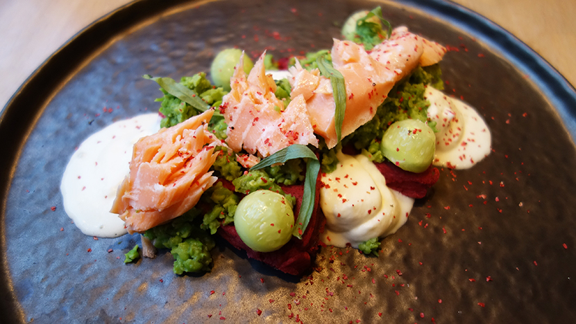 Свекольные вафли с лососем