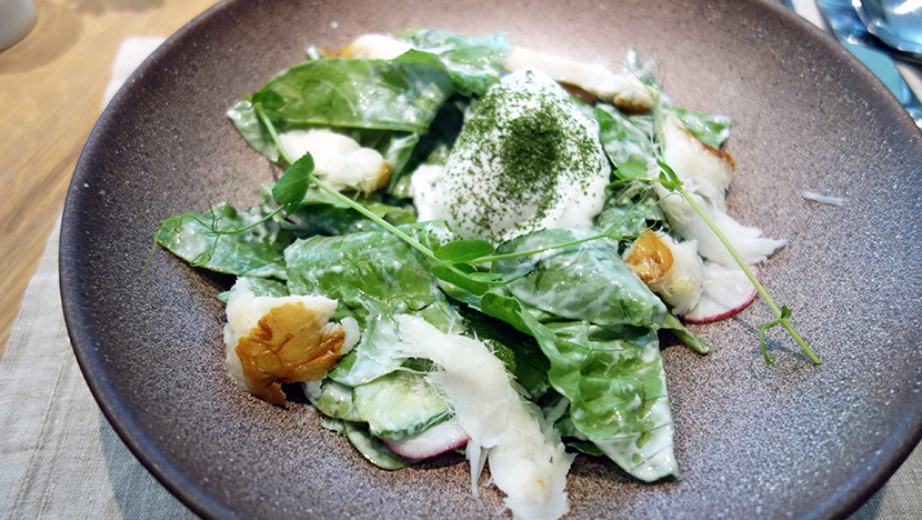 Салат со щавелем, пашотом и копченой треской