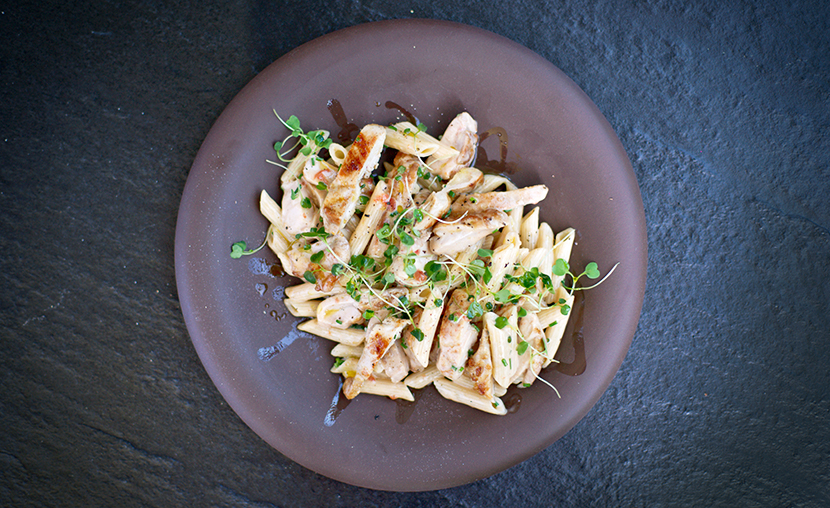 Куриные бедрышки с пастой Пенне и помидорами черри