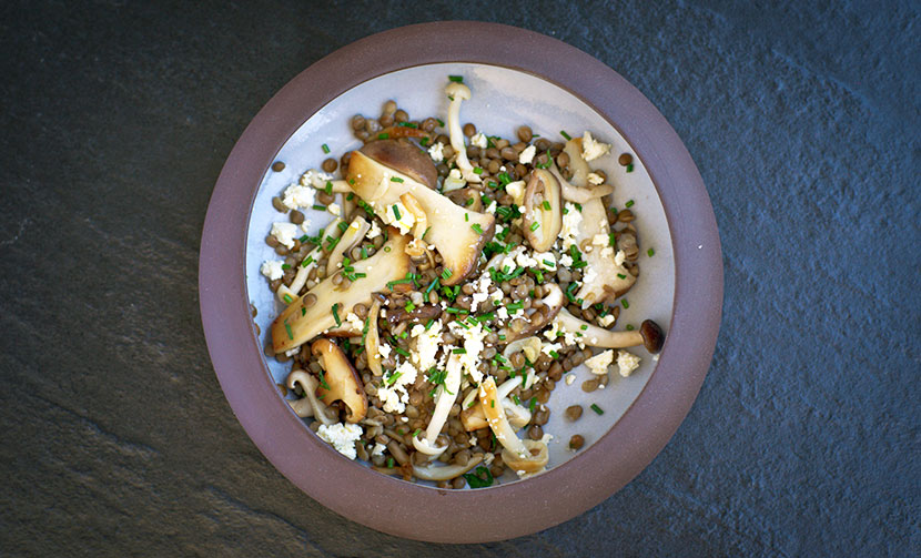 Теплый салат с грибами, чечевицей и сыром Фета