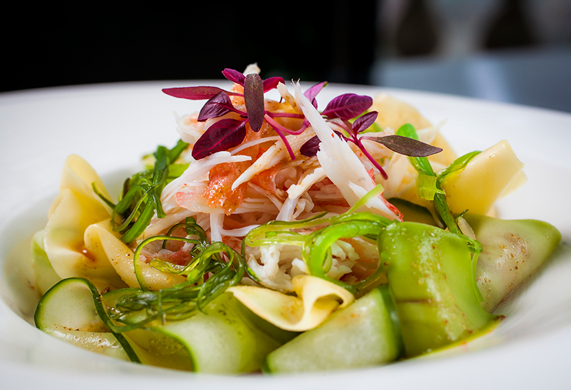 Салат с камчатским крабом, авокадо и манго с соусом банановый юзу