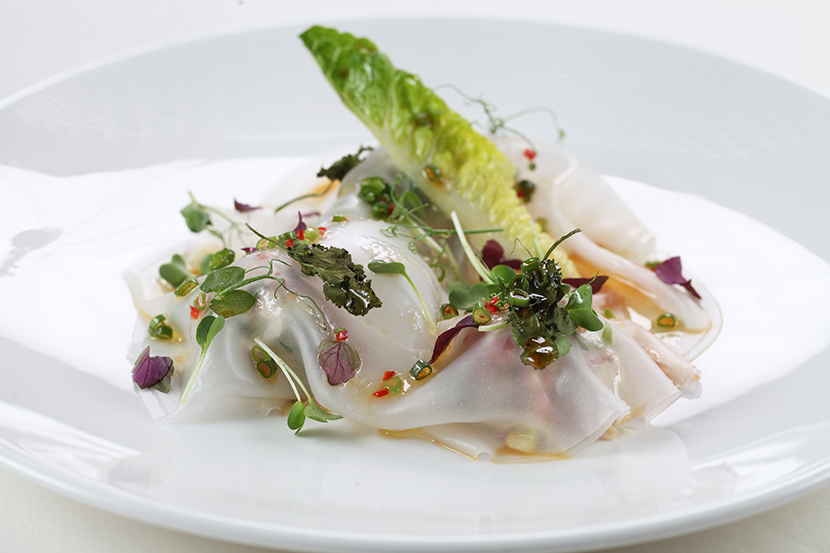 Тар-тар из тунца с авокадо под рисовой бумагой и соусом юзу