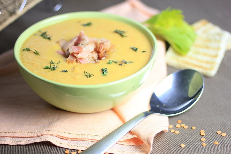 pea сream soup with bacon and сrackers