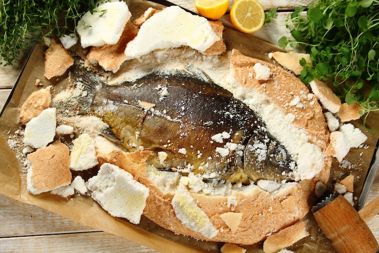 Запечённый в соли карп