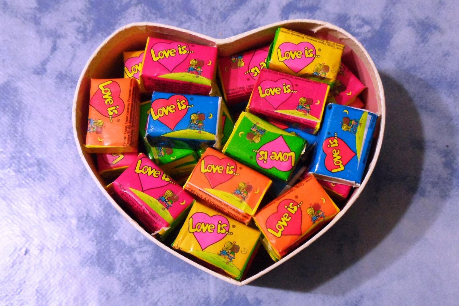 «Love is» - идея для свадебного стола