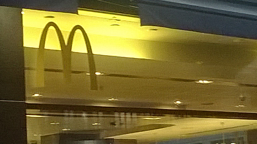 Американская сеть быстрого питания McDonald's закрывает в Финляндии 8 ресторанов
