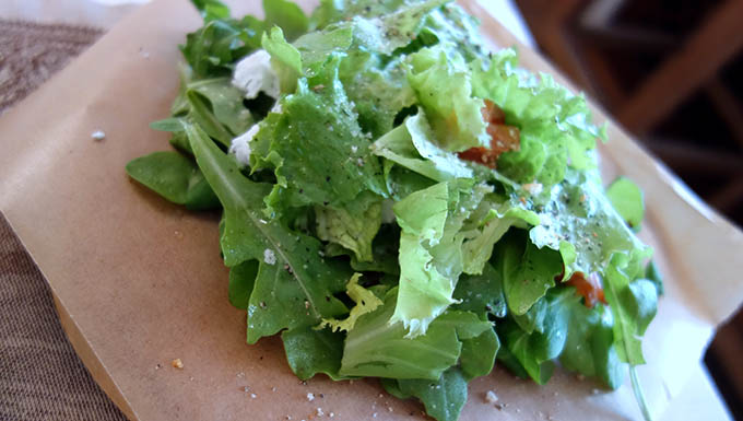 Зеленый салат с лососем