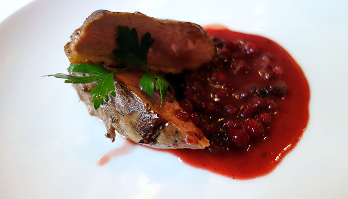 Утиная грудка с соусом из брусники