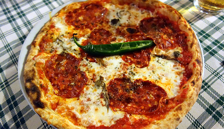 Пицца острая с анчоусом и салями