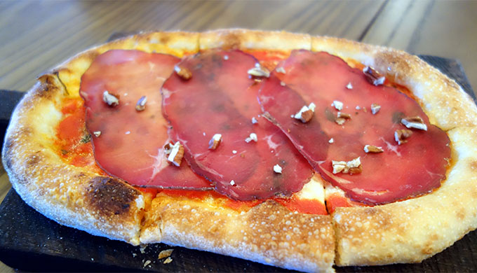 Пиццетта брезаола с горгонзолой