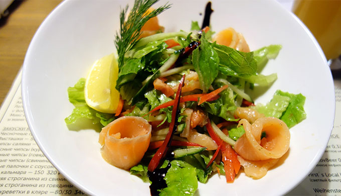 Салат с лососем шеф-посола