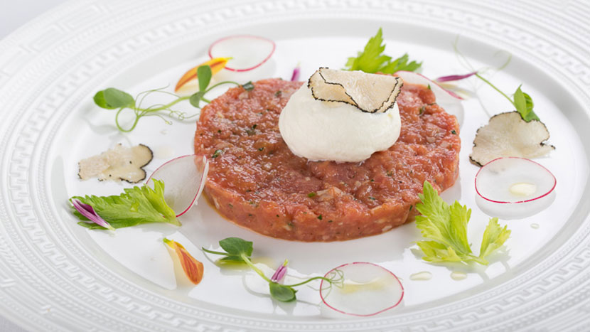 Тар-тар из телятины с ароматом черного трюфеля и сырным муссом