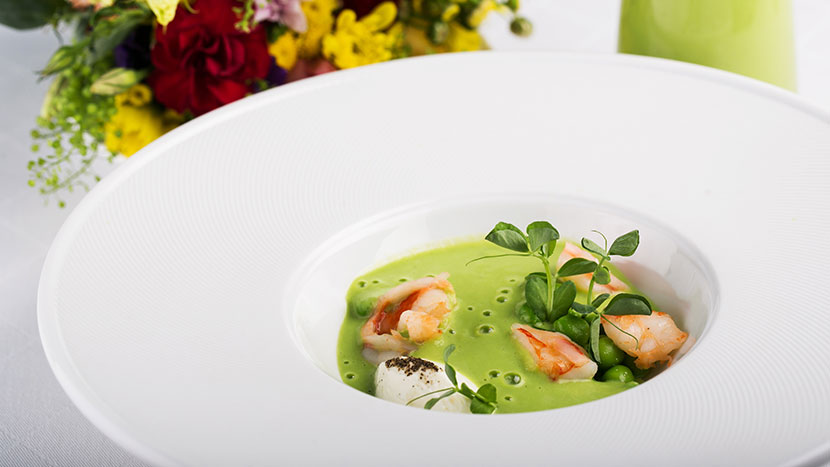 Капучино суп из зеленого горошка с тигровыми креветками