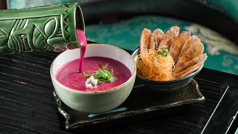 Холодный крем-суп из свеклы с банановыми чипсами