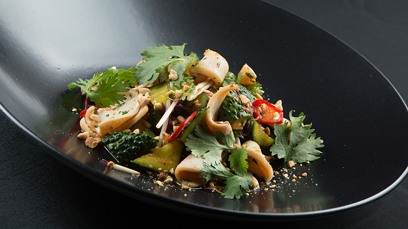 Теплый салат с кальмарами и огурцами